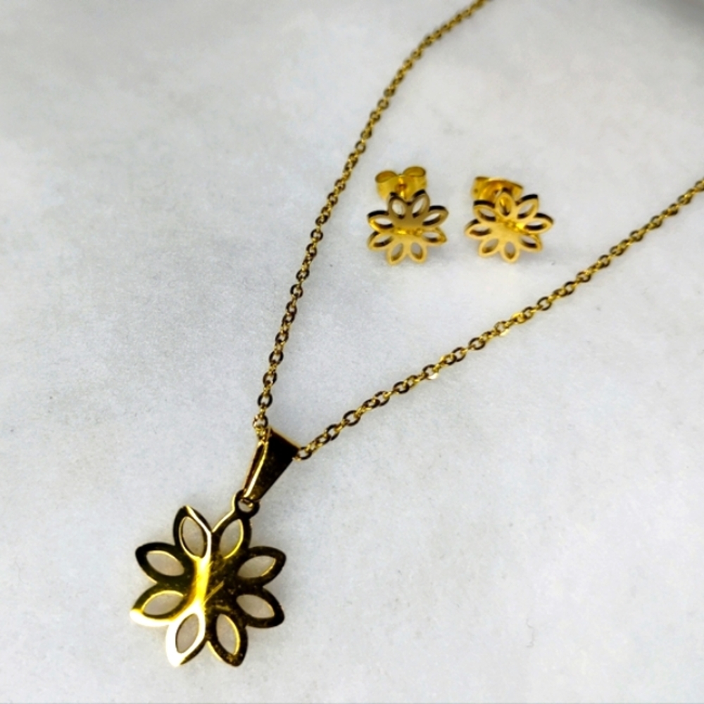 Elegant Gold Flower Necklace and Earring Set